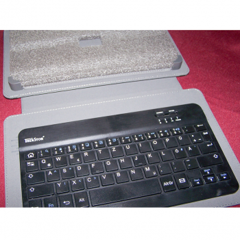 Tablet mit Bluetooth-Tastatur aufgeklappt
